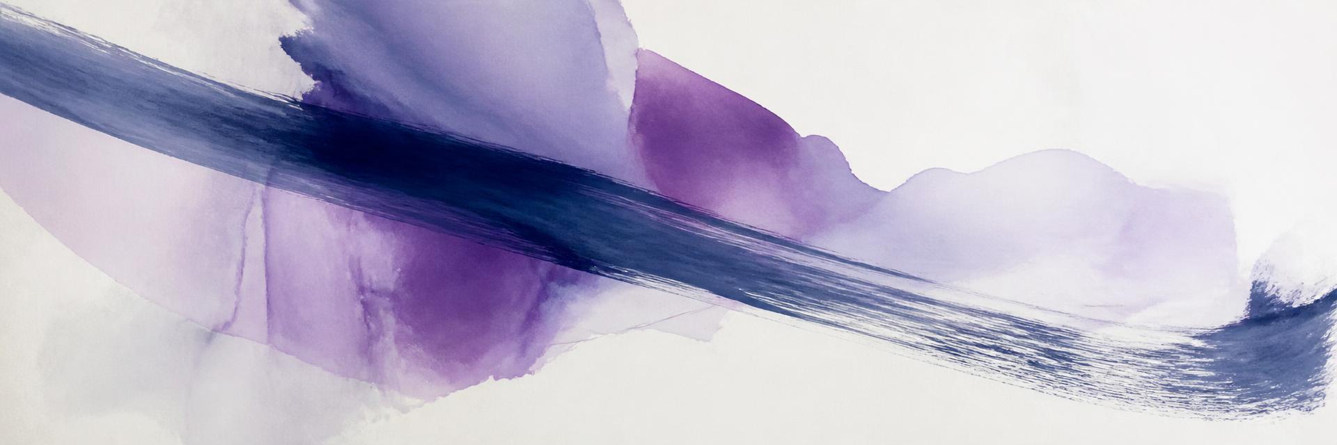Pieza abstracta con una franja navy que atraviesa manchas violetas translúcidas